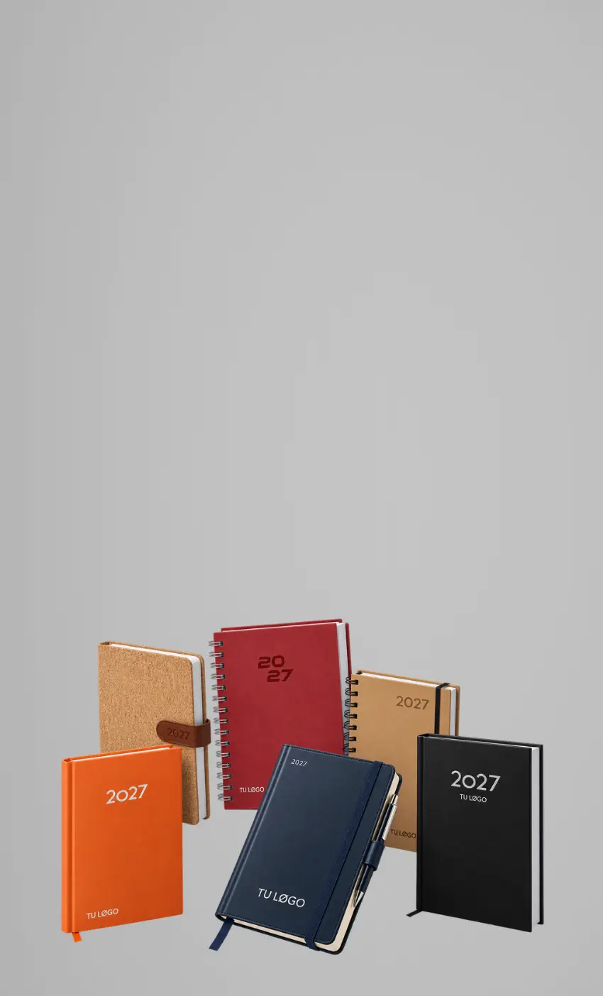 Agenda personalizada con el logotipo de una empresa junto a un bolígrafo