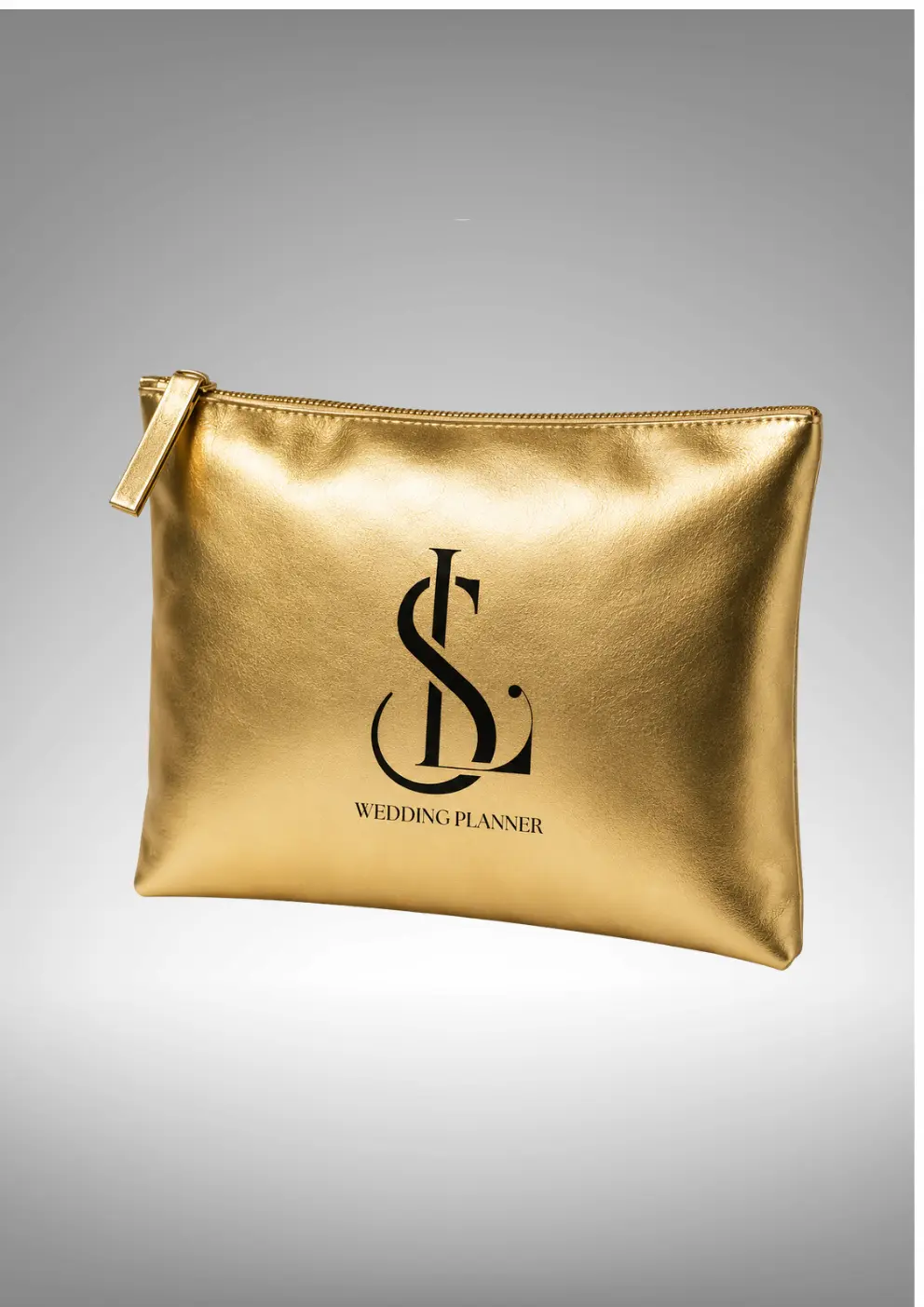 Detalle del logotipo de una empresa aplicado sobre una camiseta de algodón