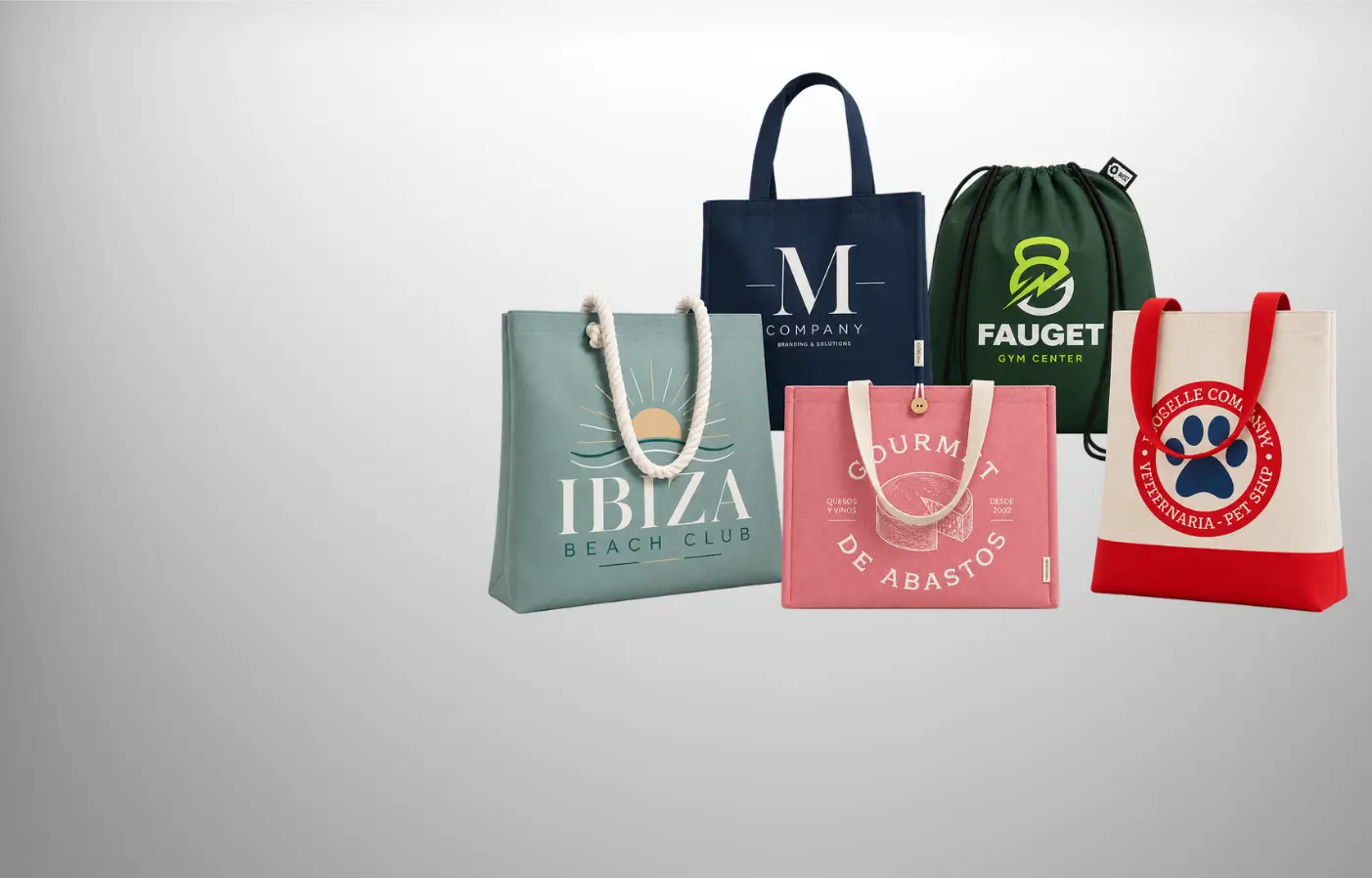 Persona llevando al hombro una tote bag personalizada con la gráfica de una marca