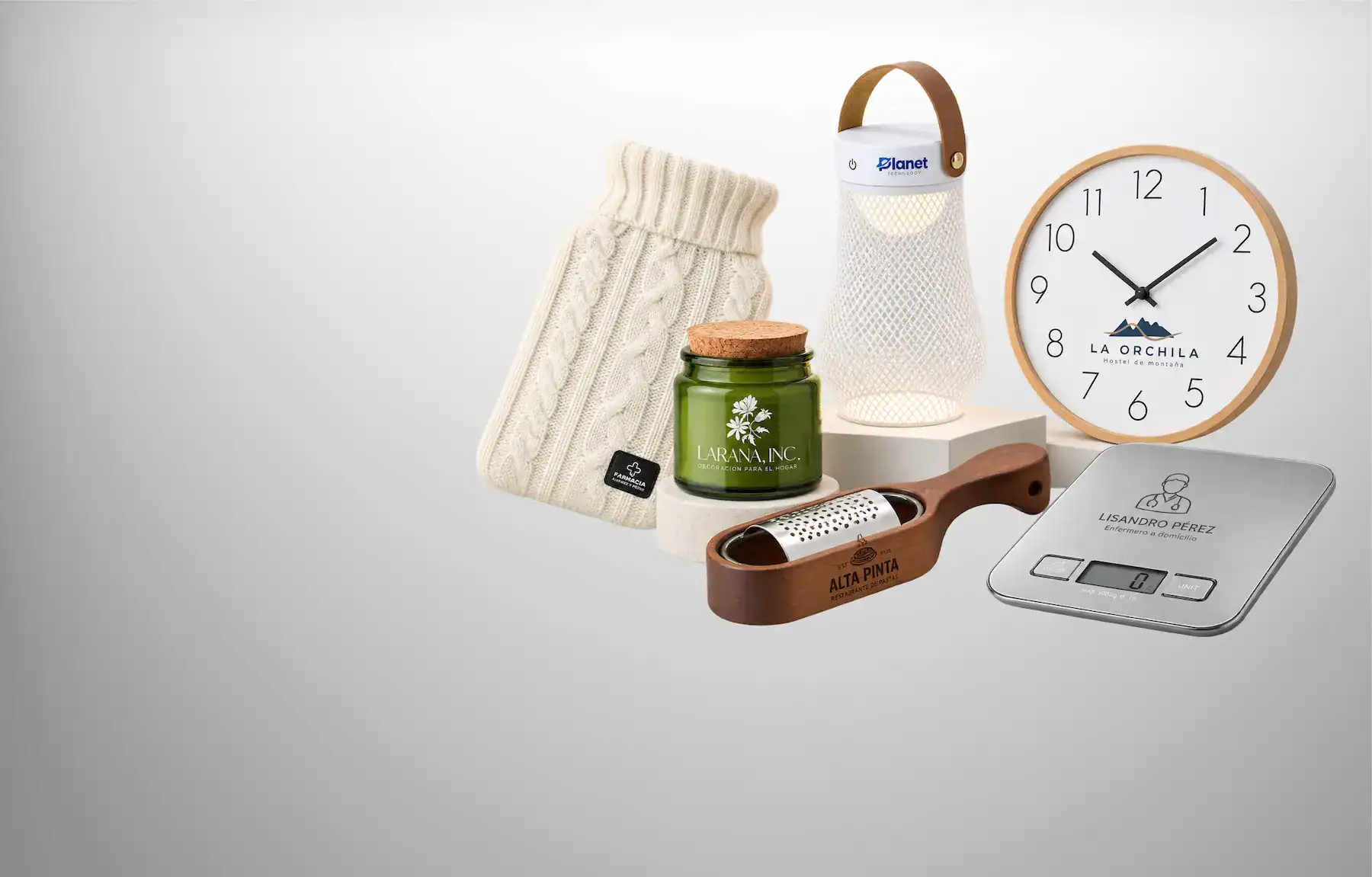 Selección de regalos de hogar personalizados con la marca de una empresa sobre una mesa